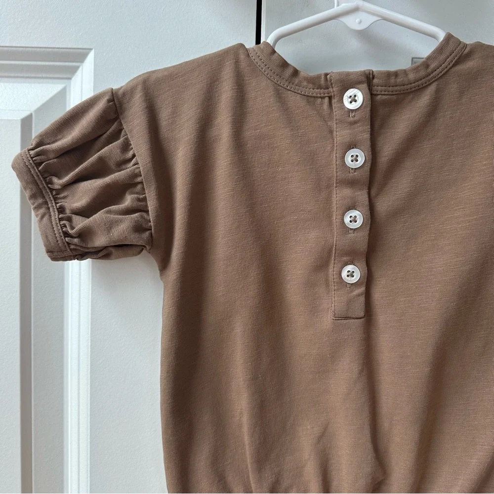 Kate Quinn Little Liam Girls Puff Sleeve Short Sleeve Tee Brown (Size 6-12 Mo)